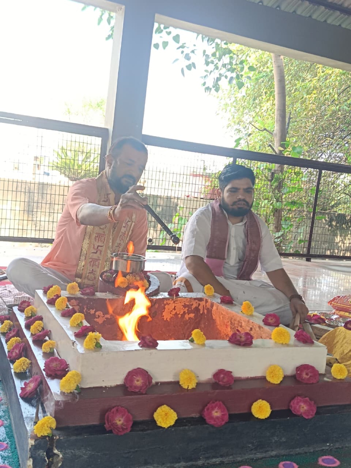 The kund dressed with marigolds and roses