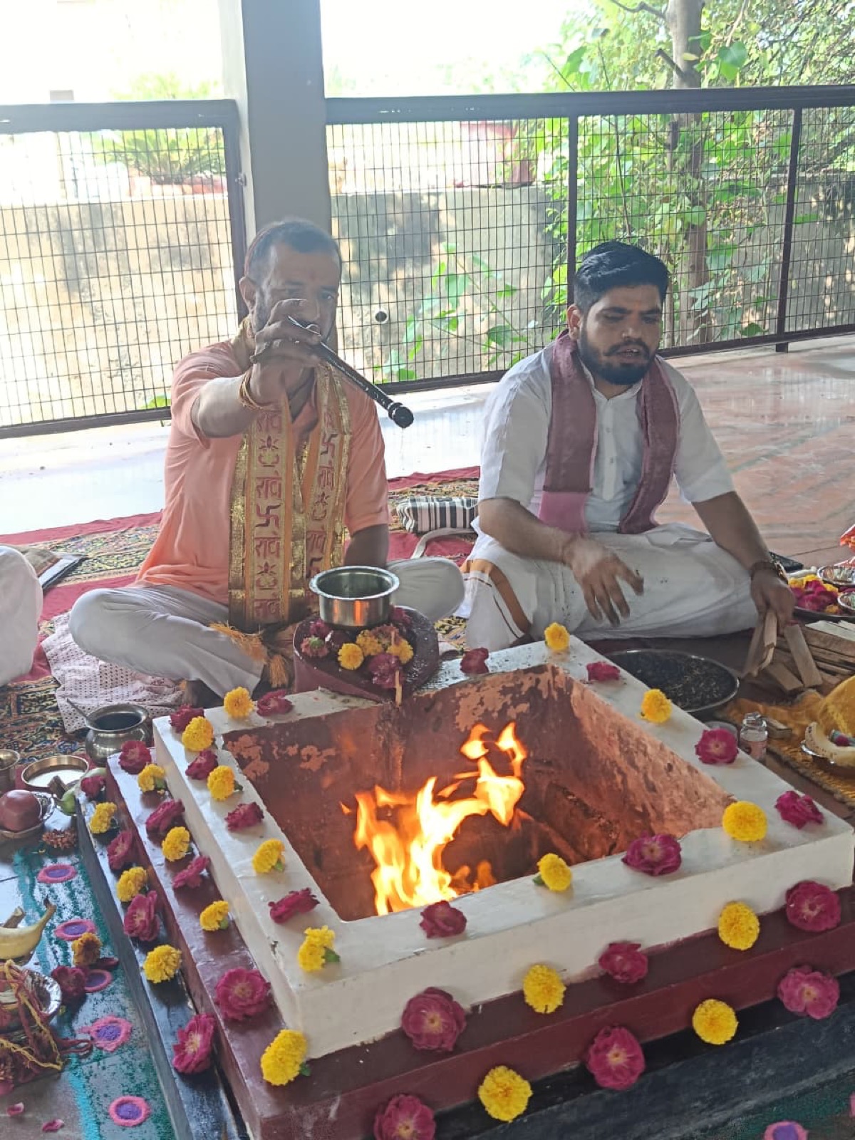 The Brahmins chanting at the kund